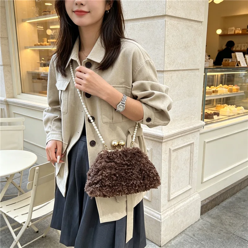Winter New Faux Fur Handbag Fashion Pearl Chain Shoulder Crossbody Bag Niche Design Clip on Shell Bag Women Plush Collection Bag