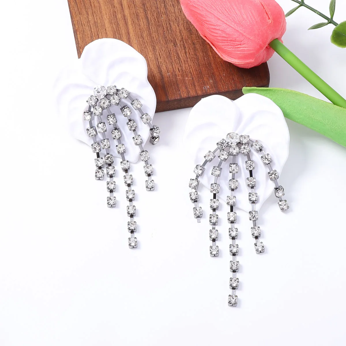 Metallrote, herzförmige, glänzende Kristall-Quasten-Ohrringe für Damen, Statement-Schmuck, Geschenke für Feiertage und Partys – Detail 6