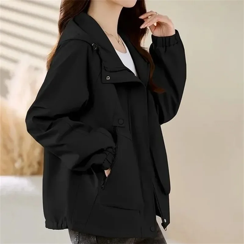 Giacca corta e piccola da donna 2025 Primavera Autunno Moda Nuova giacca casual allentata Top Temperamento Trench con cappuccio Tinta unita