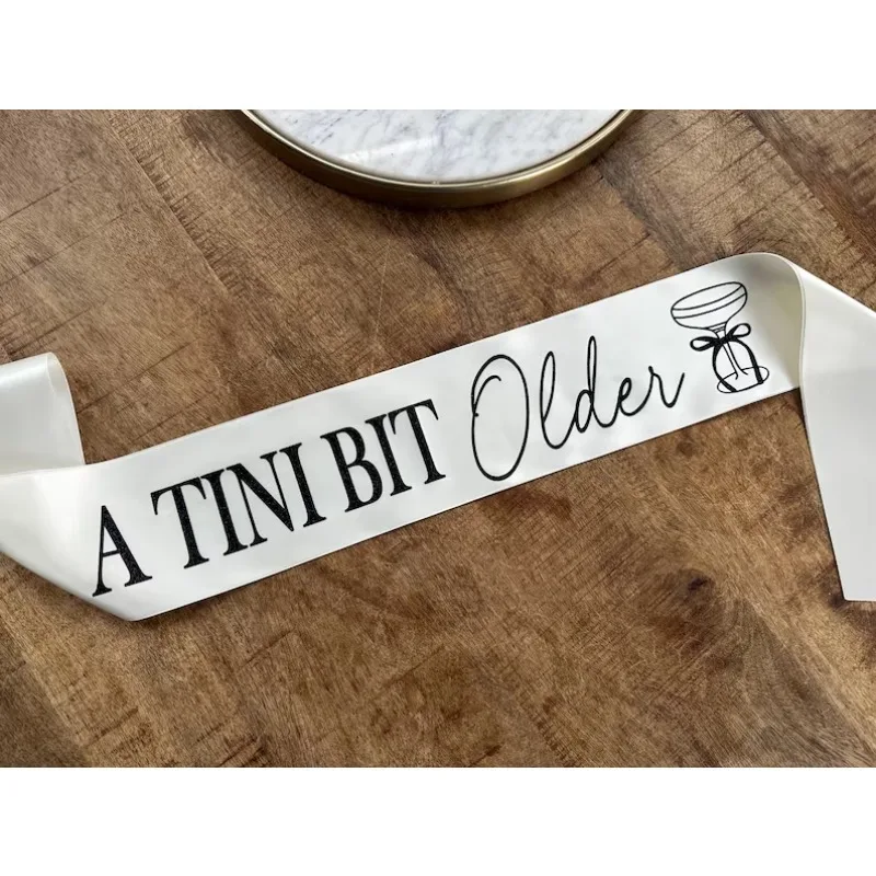 وشاح مارتيني "A Tini Bit Older" مقاس 4 بوصات وشاح حفلات الكوكتيل الواسع لهدايا أعياد الميلاد ومستلزمات حفلات أعياد الميلاد