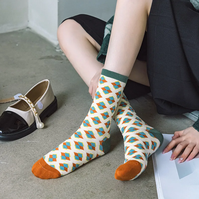 

Новые женские осенне-зимние носки до середины икры с ромбовидным узором, модные длинные хлопковые носки, мягкие и удобные, теплые и уютные.