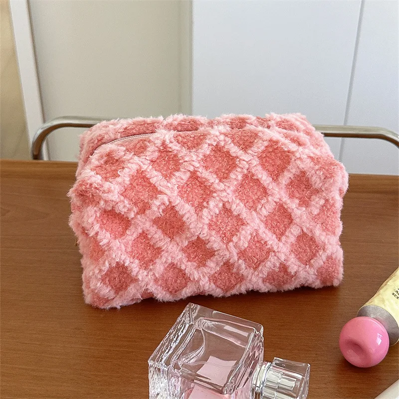 Casual Diamond Quilted Teddy Fleece Makeup Bag Soft Plush Cosmetic Pouch Travel Skincare Storage Organizer for Women Girls