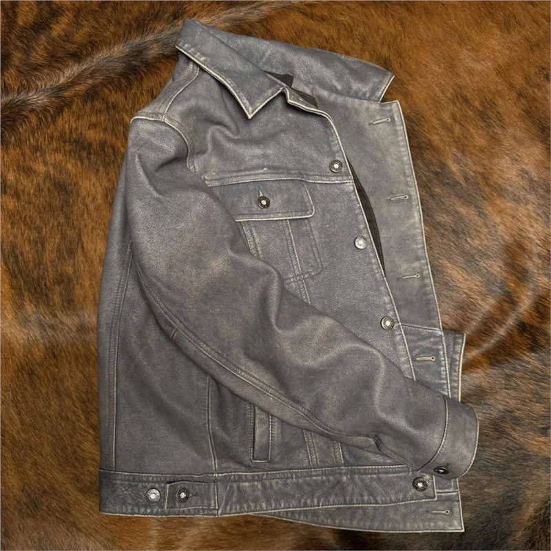 The full-grain top layer calfskin is casual and versatile