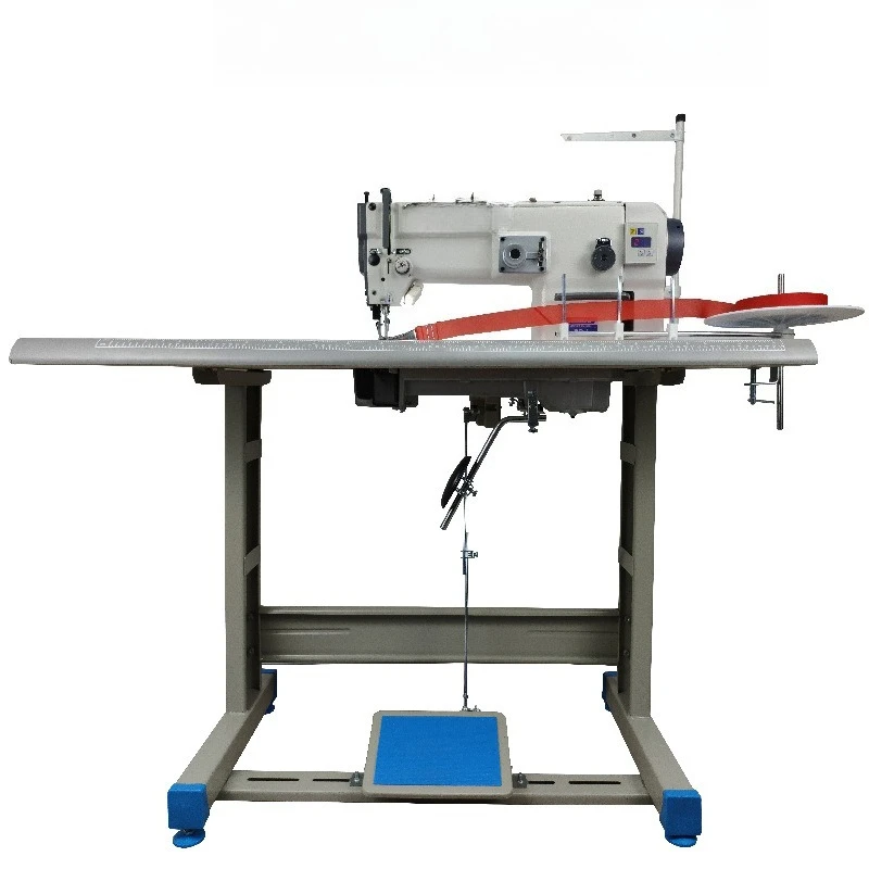 

Плотный материал, сложный шов, верхняя часть в стиле пэчворк, треугольная строчка, швейная машина для вышивки в елочку.