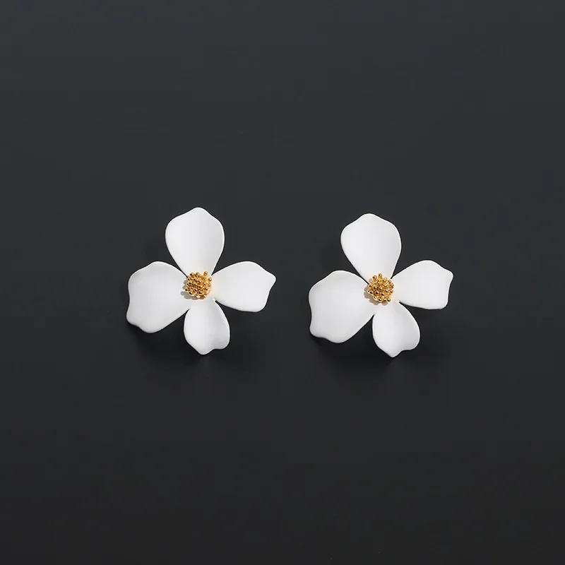 New Fashion White Flower Earrings for Women Party Elegant Spray Painted Blooming Gardenia Stud Earrings Petal Jewelry Girl Gift