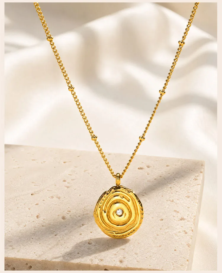 Halskette mit strukturierter Scheibenanhänger, goldfarbene Edelstahlkette mit Perlen, Kristallakzent für saisonale Boutique-Käufe – Detail 2