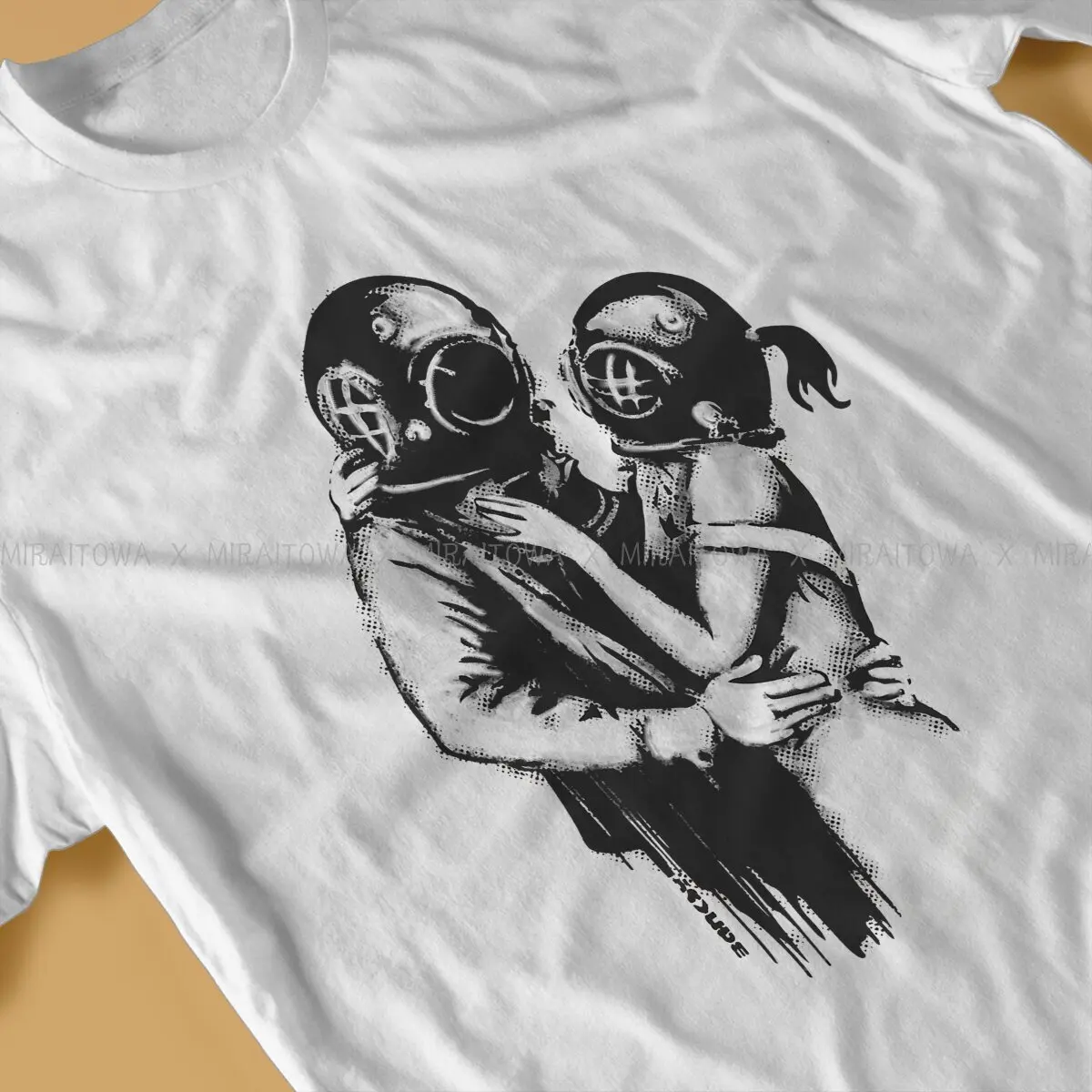 Banksy Wall Graffiti Love Deep Loving Embracing Couple with Diving Helmets T Shirt Men\'s Tshirt Oversized O-Neck Streetwear