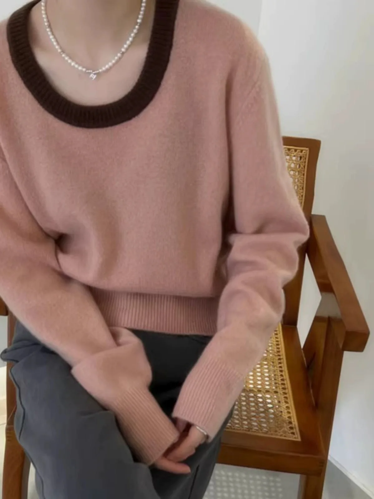 Maglione di lana sciolto da donna di fascia alta con scollo a U autunno inverno della stazione europea con strato inferiore lavorato a maglia