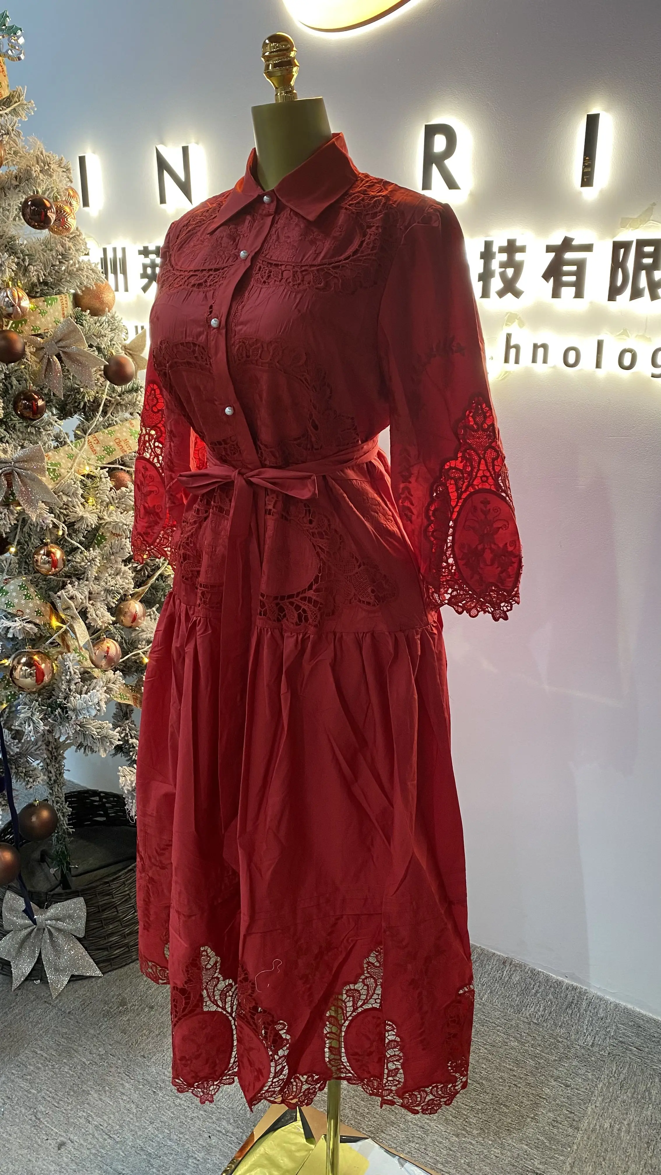 2025 New Autumn Style Commuter Style Embroidered Lace Design Hollowed-out Single-breasted Slim Fit Dress-GZXX070