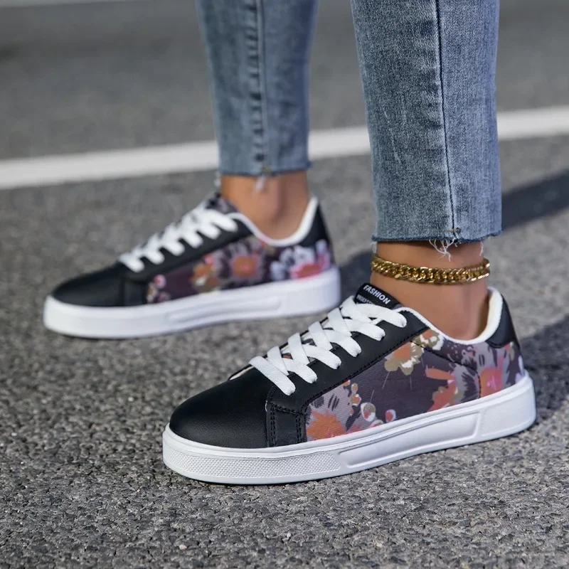 

HKDQ красные кроссовки с граффити для мужчин и женщин, легкая мужская обувь для скейтбординга, повседневные кроссовки унисекс, обувь для скейтборда, женская спортивная обувь