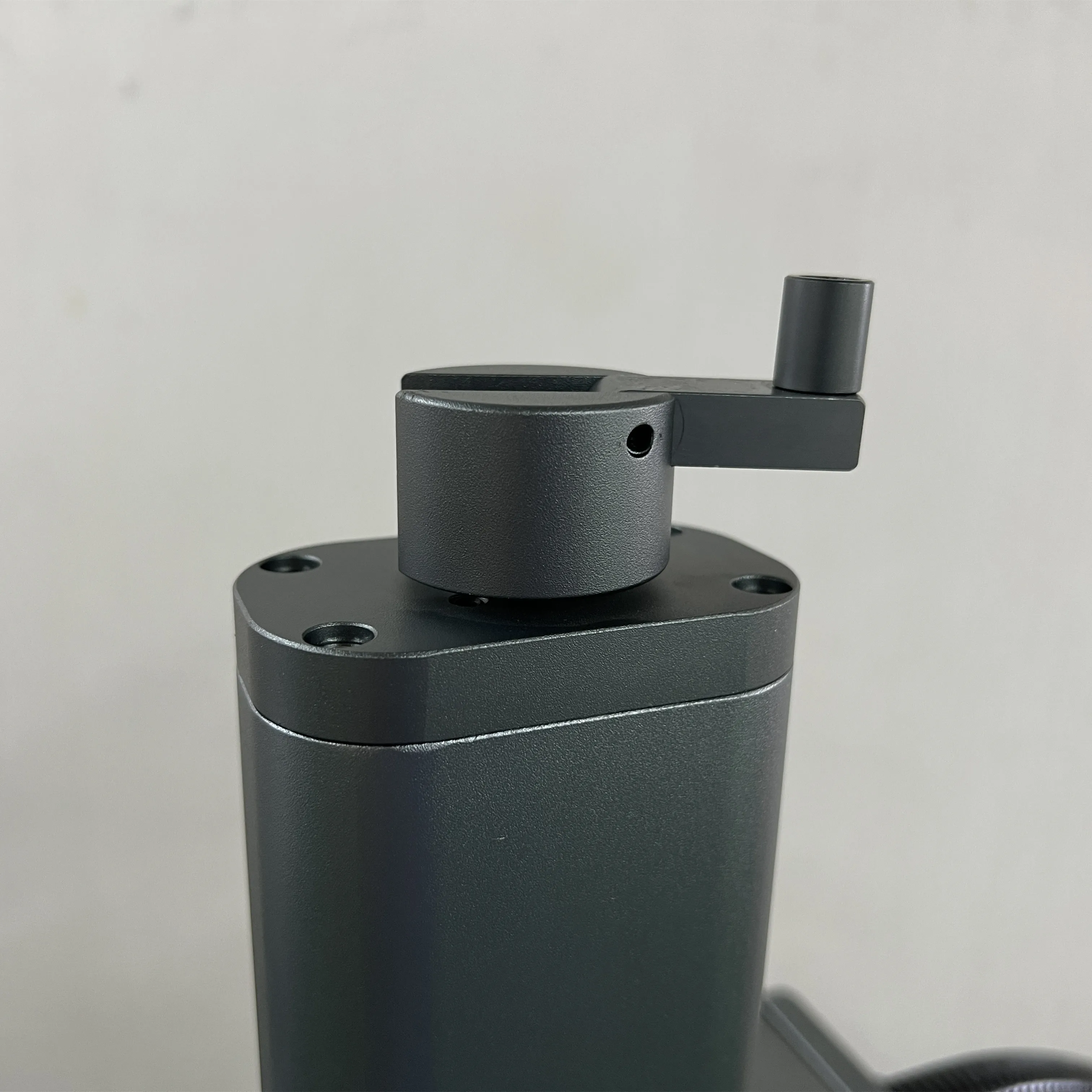 آلة الحفر بالليزر لسطح المكتب الصغيرة المحمولة 20 واط/30 واط/50 واط وسم ألياف الليزر للمعادن JPT Mopa 60 واط مصدر الليزر