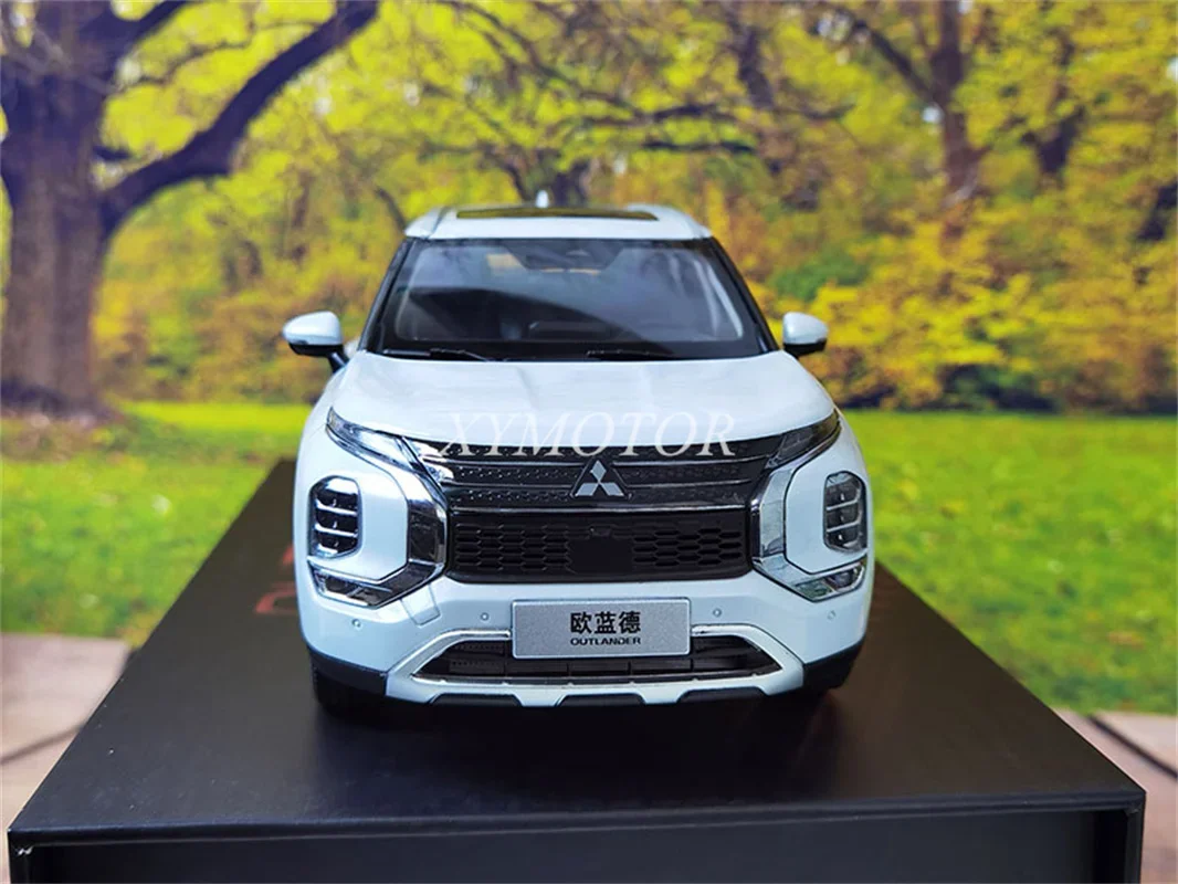 Modèle de voiture en métal moulé sous pression pour Mitsubishi Outlander SUV 1/18, cadeaux de jouets, affichage de passe-temps, ornements de collection blancs et noirs, nouveau, 2023