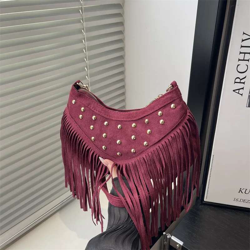 Retro Wildleder-Fransen-Schultertasche mit Metallnieten, Halbmond-Unterarmtasche, Vintage-Tageslook für Konzerte – Detail 7