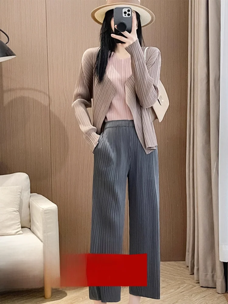 

Комплект: топ-футболка, укороченная куртка, эластичные прямые брюки с эффектом помятости, без пуговиц, простой повседневный шелковый топ