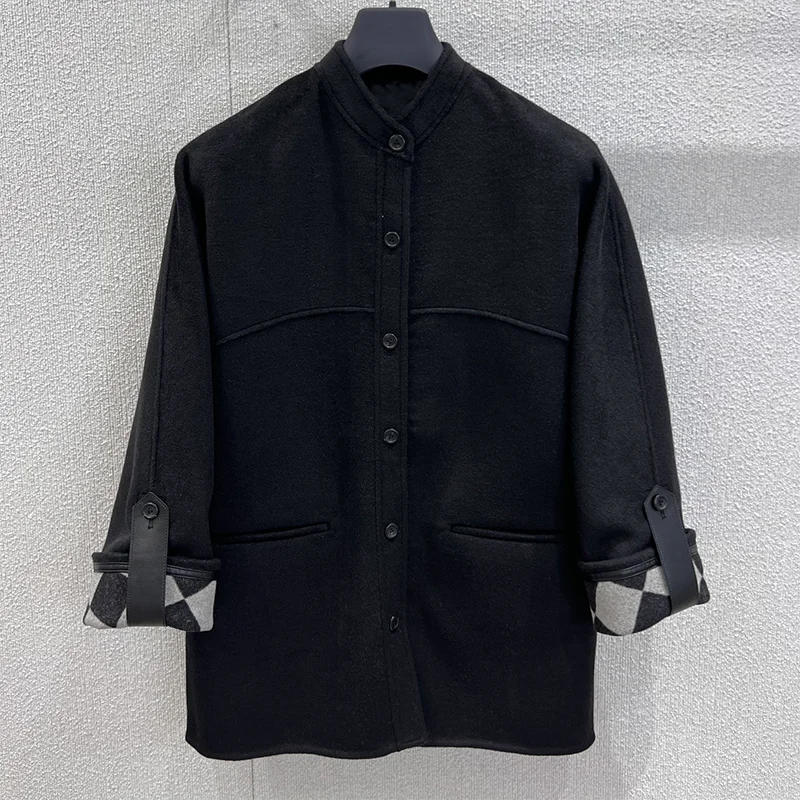 

High-quality lining at cuffs with checkered pattern and rolled edges - a luxurious vintage-style women's coat 25101353