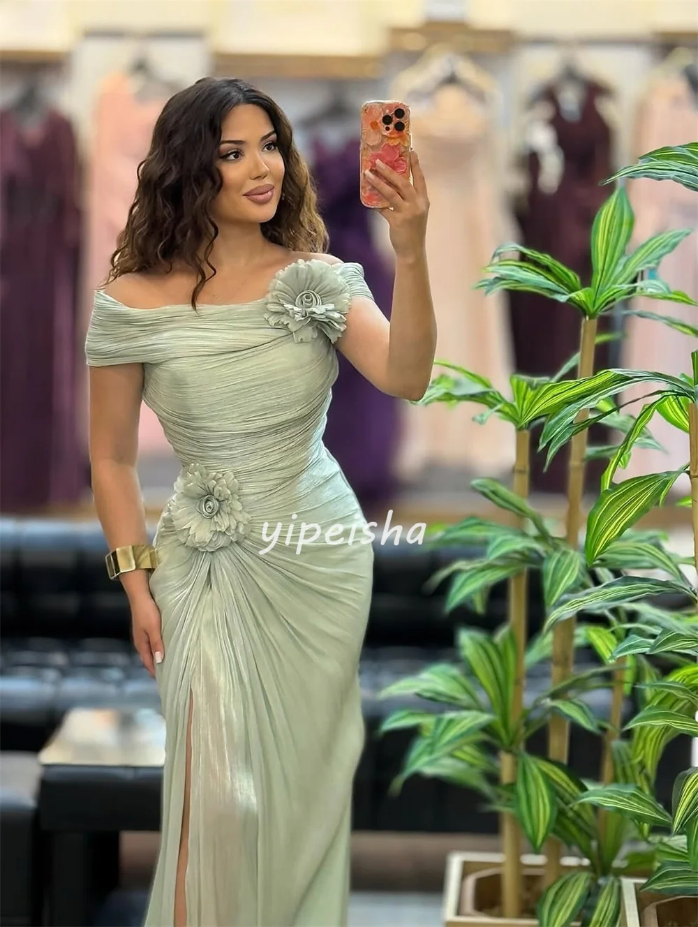 Abiti lunghi con spalle scoperte a sirena con pieghe di fiori fatti a mano in chiffon elegante stile moderno personalizzato Abiti da cerimonia su misura