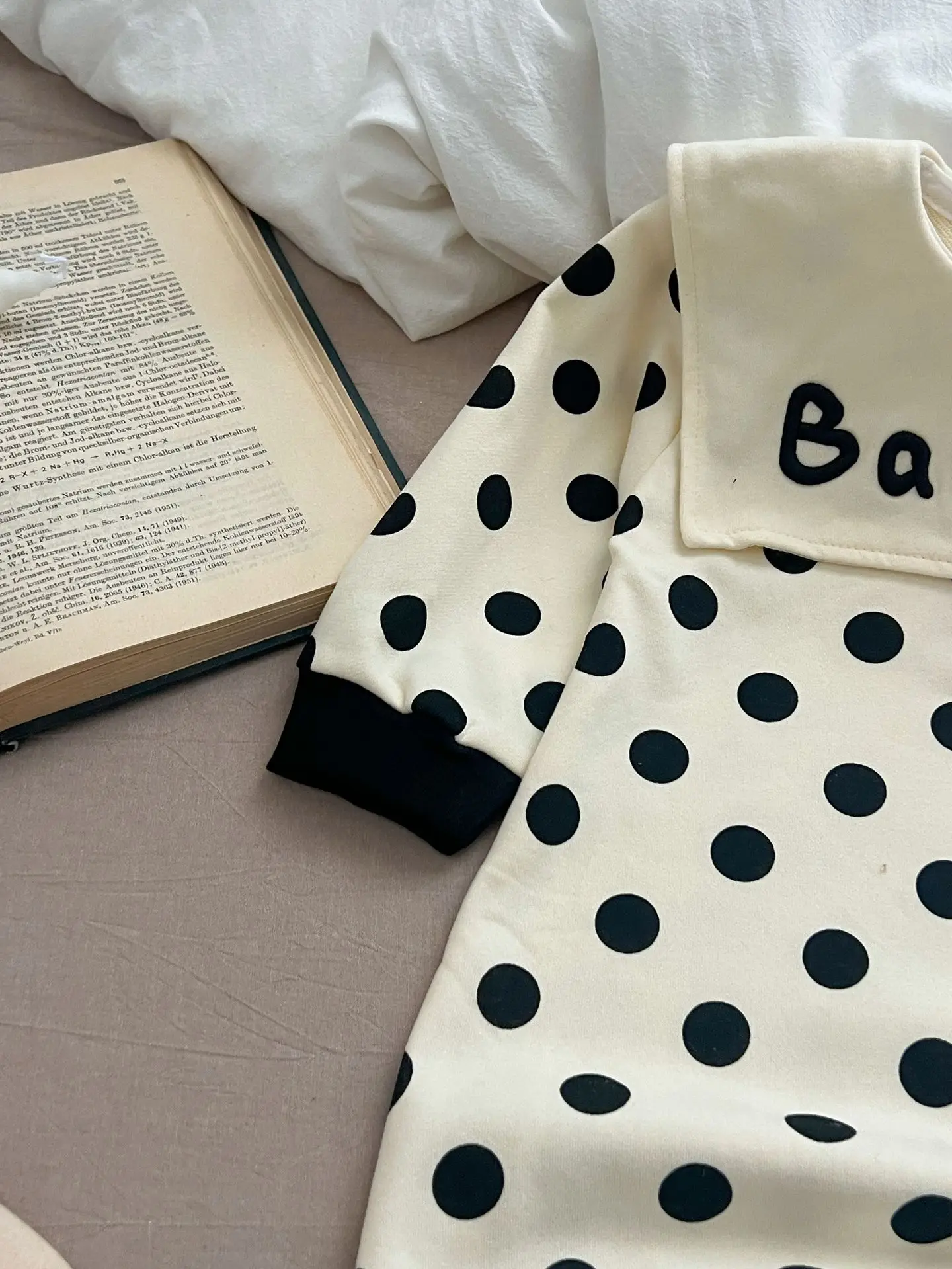 2024 spring new 0-2 year old baby clothes Spring and autumn full moon baby banana polka dot onesie men and women Baoha clothing