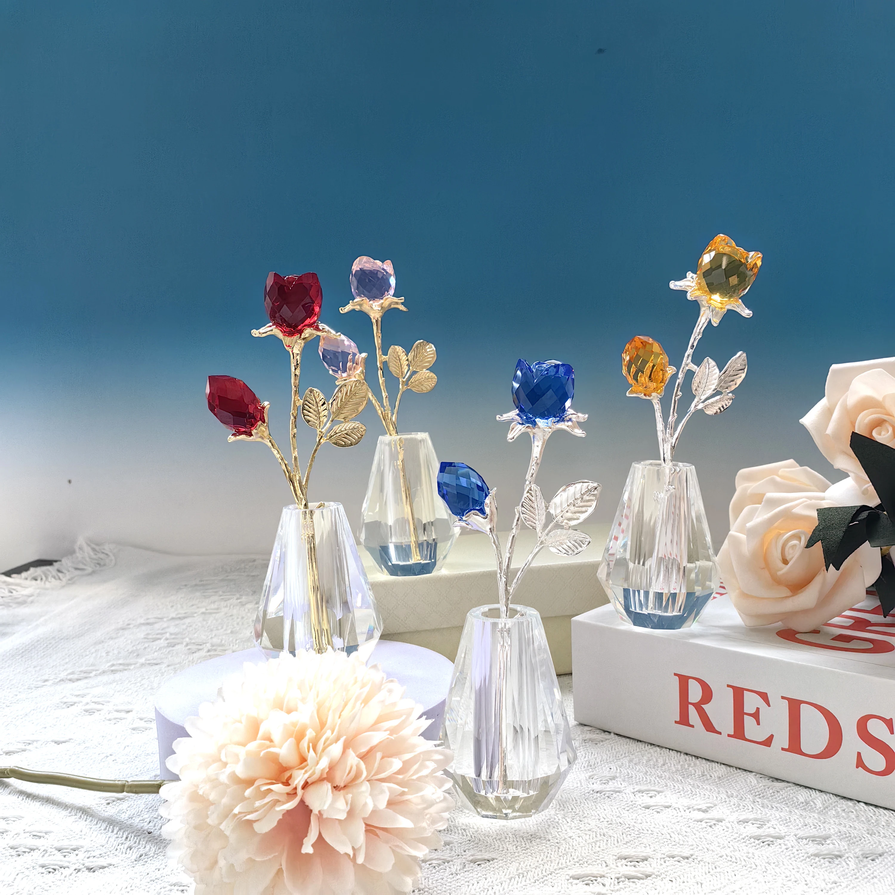 

Mini Crystal Rose Ornament with Base Vase Simulation Glass Flower Model for Bedroom Office Porch Desktop Decoration Paperweight