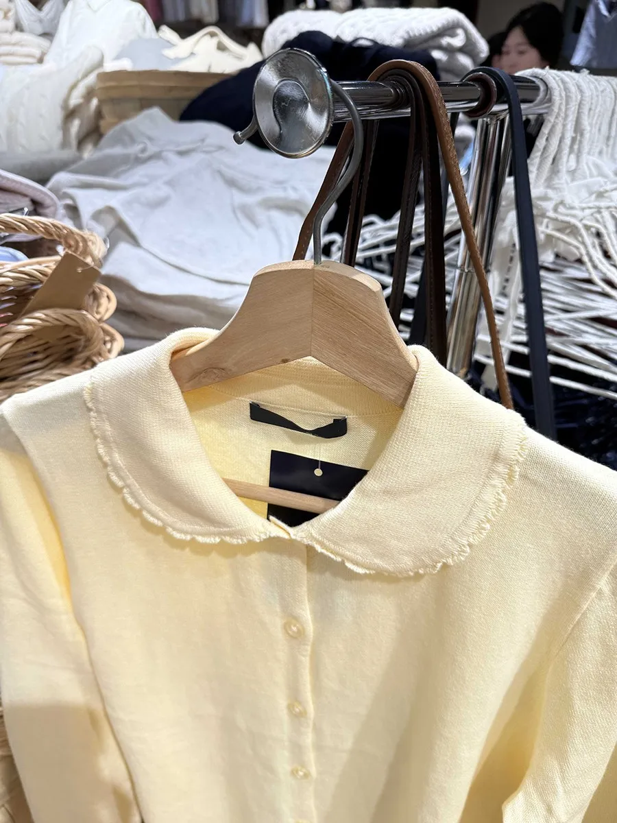 Buttergelber Cardigan-Pullover mit Spitzenbesatz für Damen, Peter-Pan-Kragen, Knopfleiste, langärmelig, Baumwolle, Preppy-Stil, süße Strickpullover