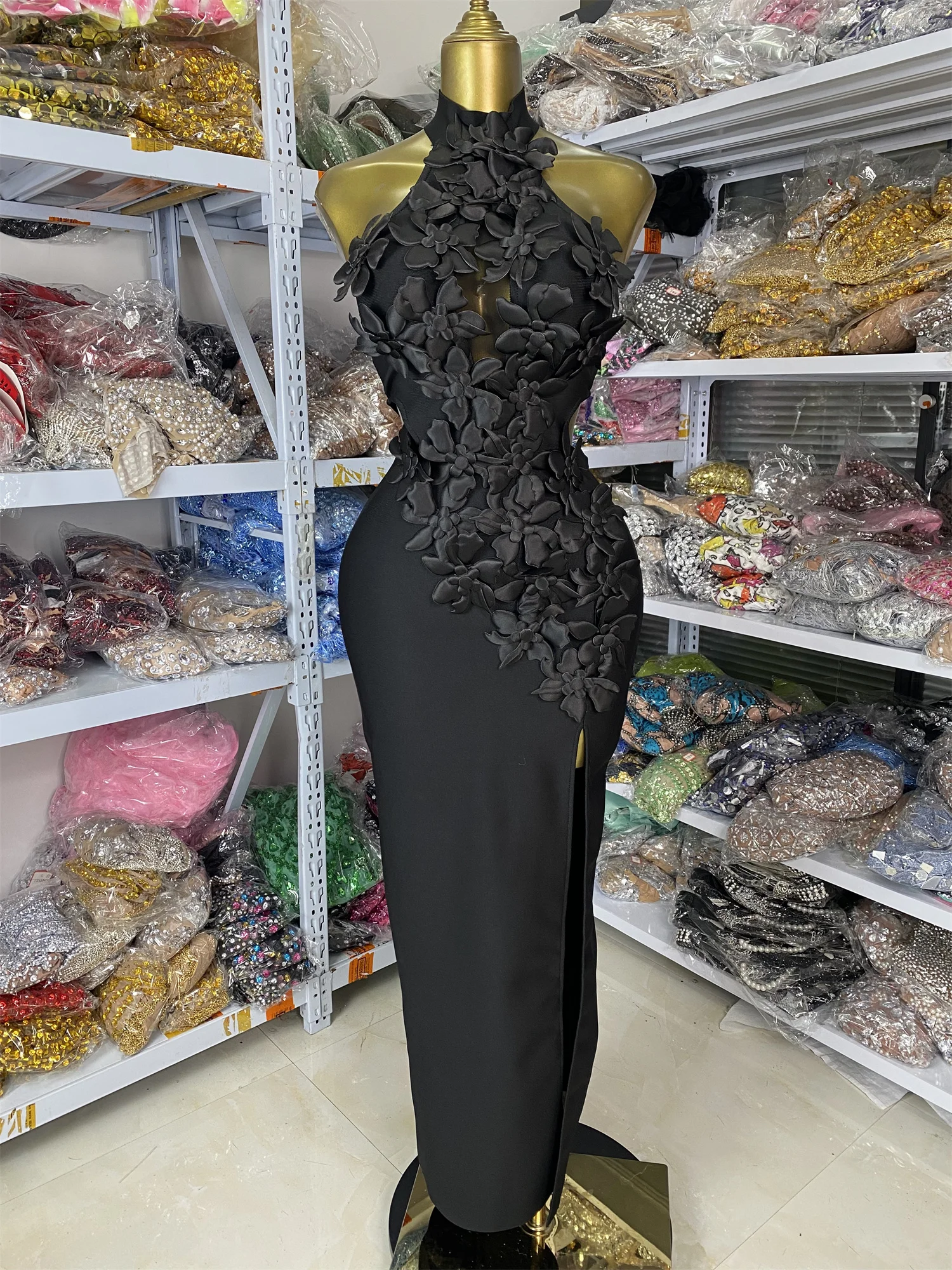 فستان بأشرطة للبيع بالجملة من المصنع لعام 2026 فستان نسائي فاخر بدون أكمام مزين بالزهور مفتوح الساق طويل للحفلات المسائية