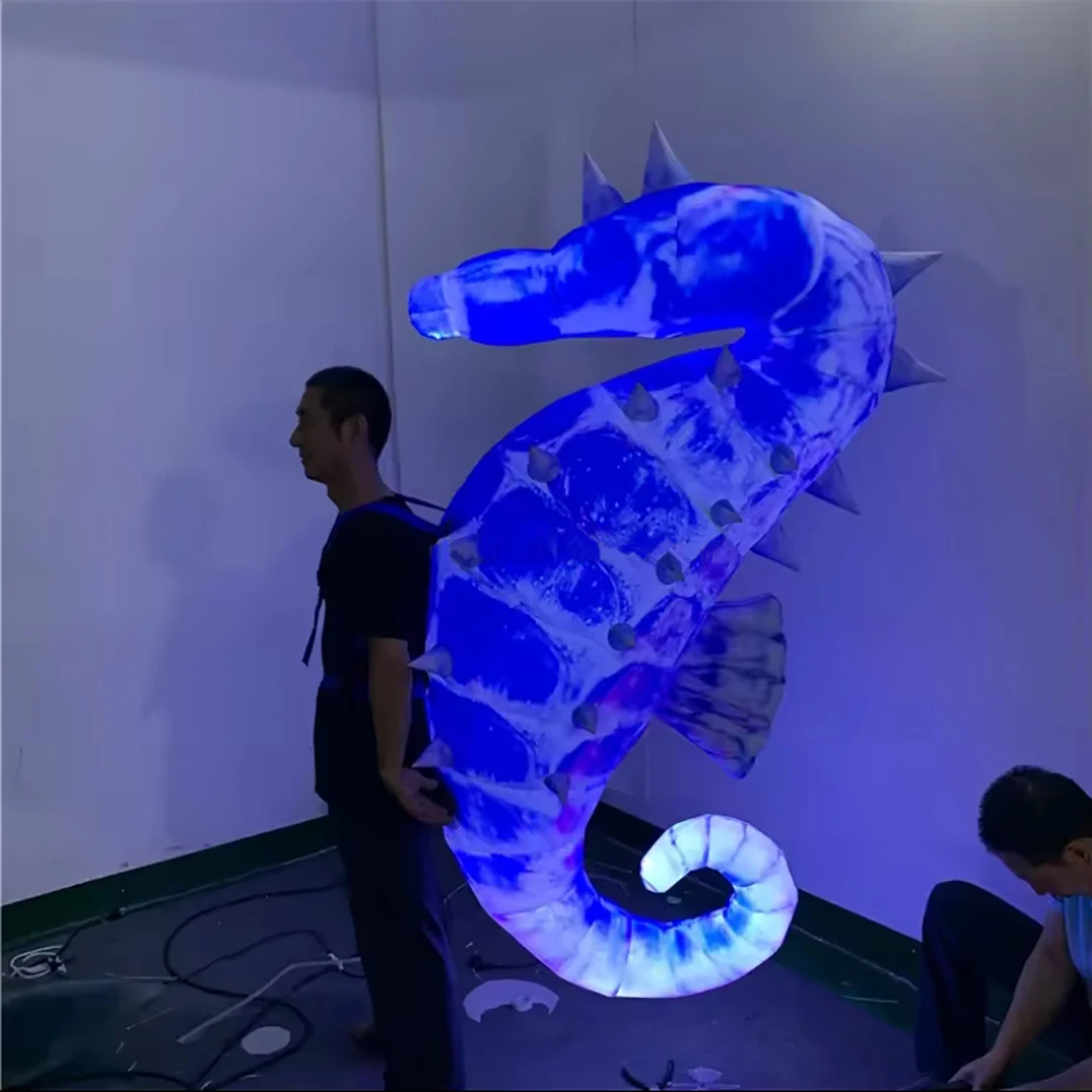 거대한 팽창식 다채로운 바다 말 코스튬, 백색 LED 조명, 공기 블로우, 해양 동물 마스코트, 나이트클럽 퍼레이드, 걷기 소품, 1.7m