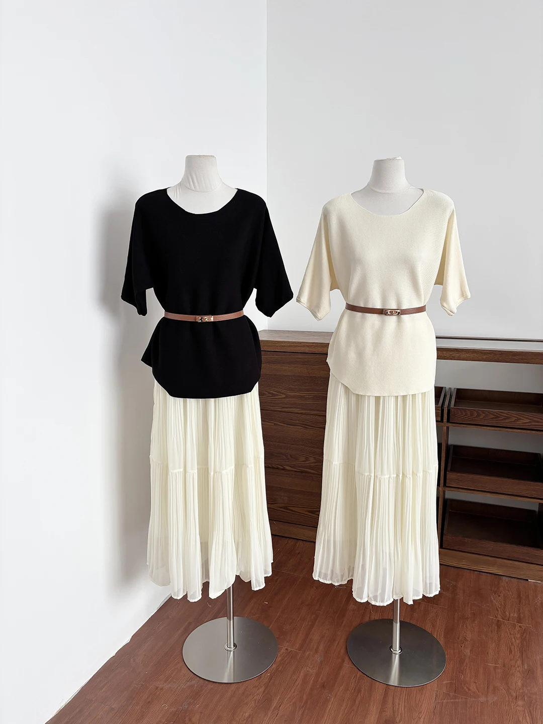 

Elegant Short Sleeve Knitted Top with Waist-Cinching Skirt Summer Set for Women Featuring Pleats And Belted Waist