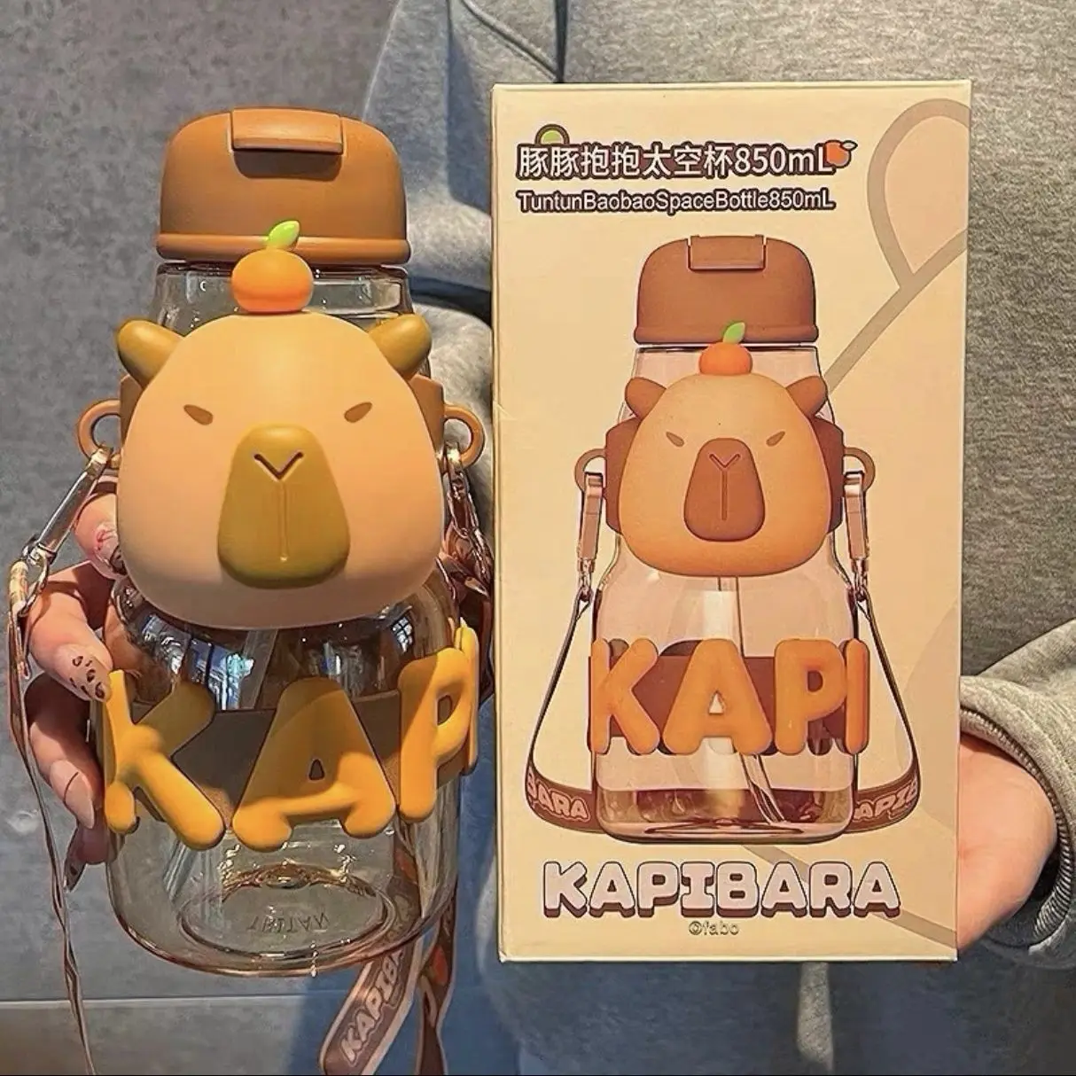 BoTu 850ml Niedlicher Sommer-Capybara-Kinderbecher für Schülerinnen, Kapibara-Plastikbecher, tragbarer Trinkbecher mit Tragegurt und Strohhalm für Kinder