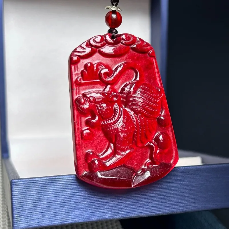 

Натуральный нефрит из высокого ледяного кварцита. Подвеска с красным зодиаком и тигром