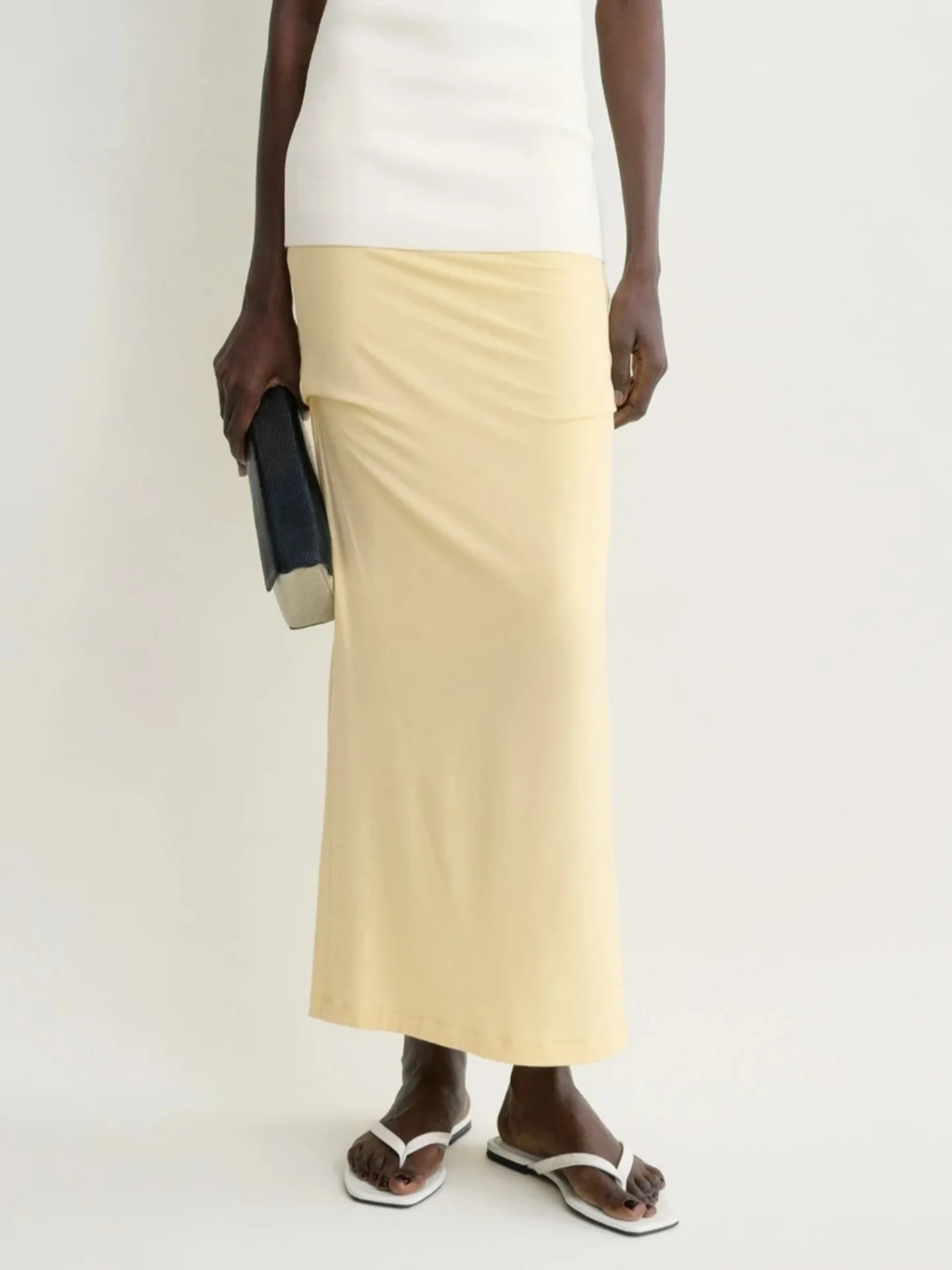 Slim-Fit, Hip-Hugging, Pleated Midi Skirt, 2026 Early Autumn New Style, Mid-Length, Flowing, High-Waisted.
