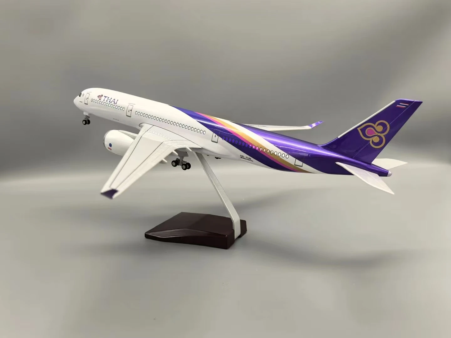 

47CM Thailand Airlines A350 Airplanes Model With Wheels And Lights Simulation Civil Aviation Aircraft for Collection Decoration