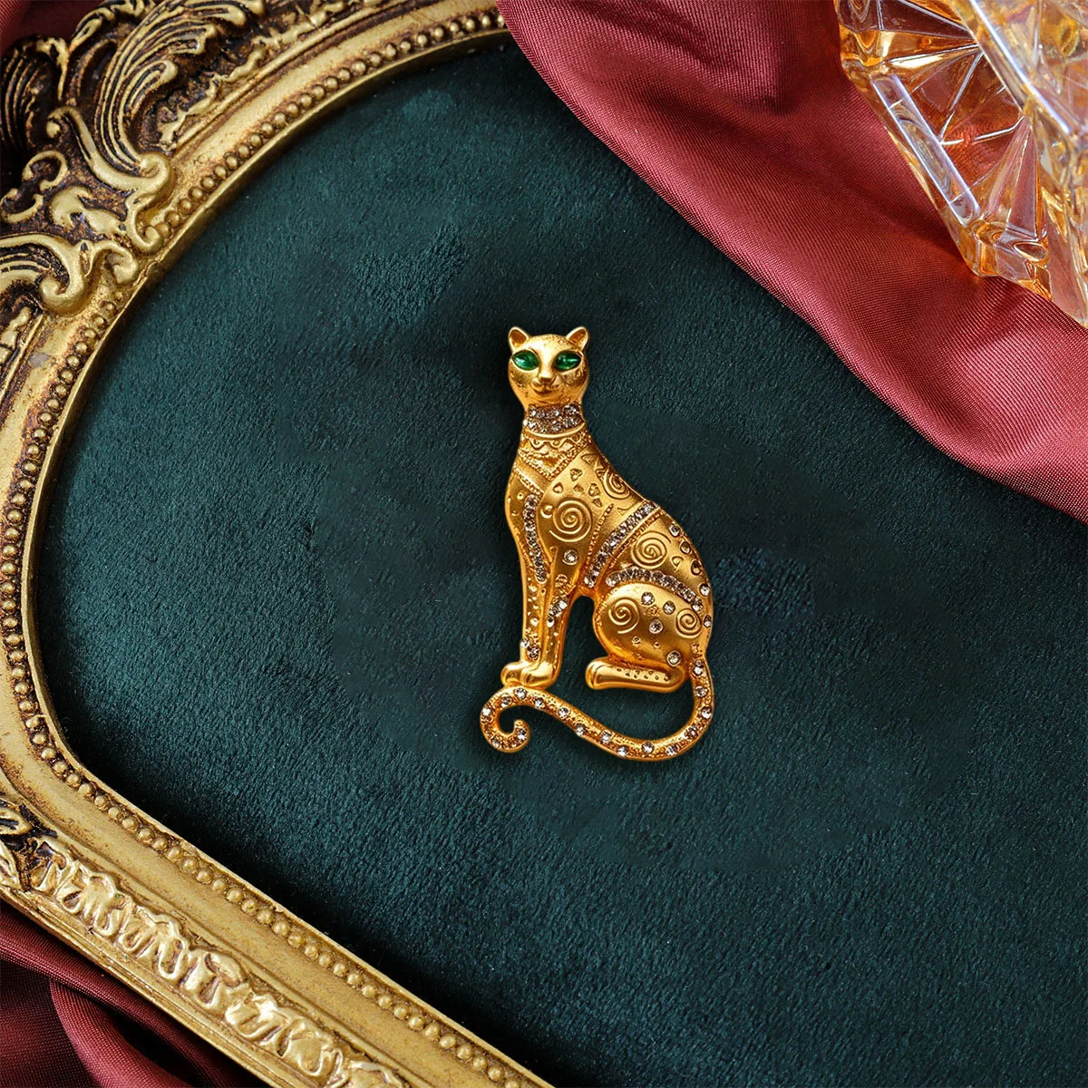 Palace style retro gold leopard chest flower, green eyed diamond inlaid leopard pin, niche accessory dual-use