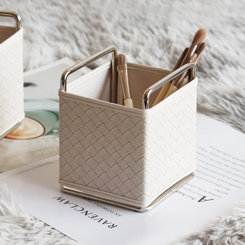 

Woven leather pattern storage box, makeup brush, pen holder, headrope, small object, metal frame.