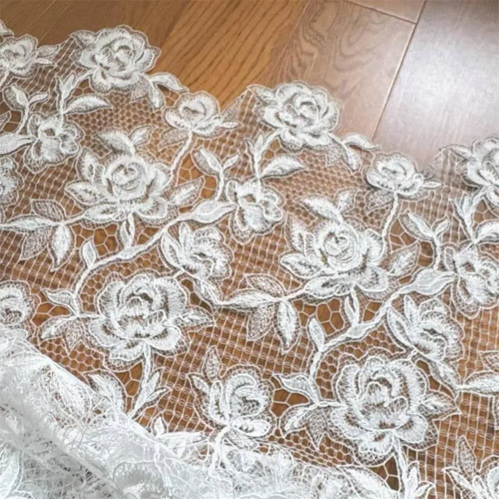 Großflächiger Hohler Rosen-Spitzenstoff, Kleiner Pailletten-Modestoff für Kleider, Französischer Blumen-Nähstoff – Detail 2