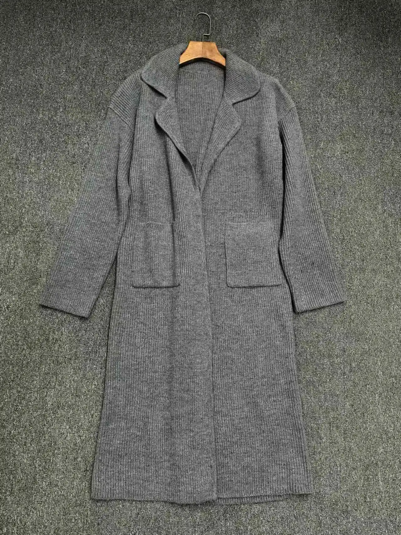 Minimalist and versatile open-front knit coat; new loose-fitting, versatile long coat for Winter 2026.