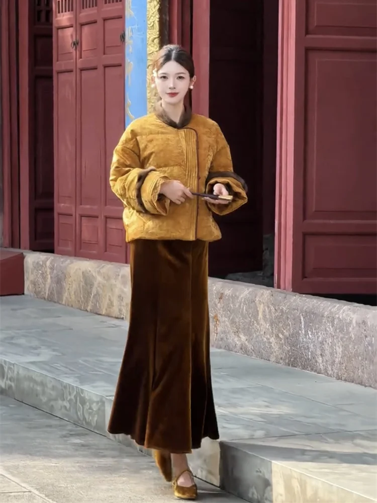 

Зима 2025 г., новый модный стиль, новый китайский стиль, изысканная элегантная хлопковая куртка + однотонная полуюбка, комплект для женщин