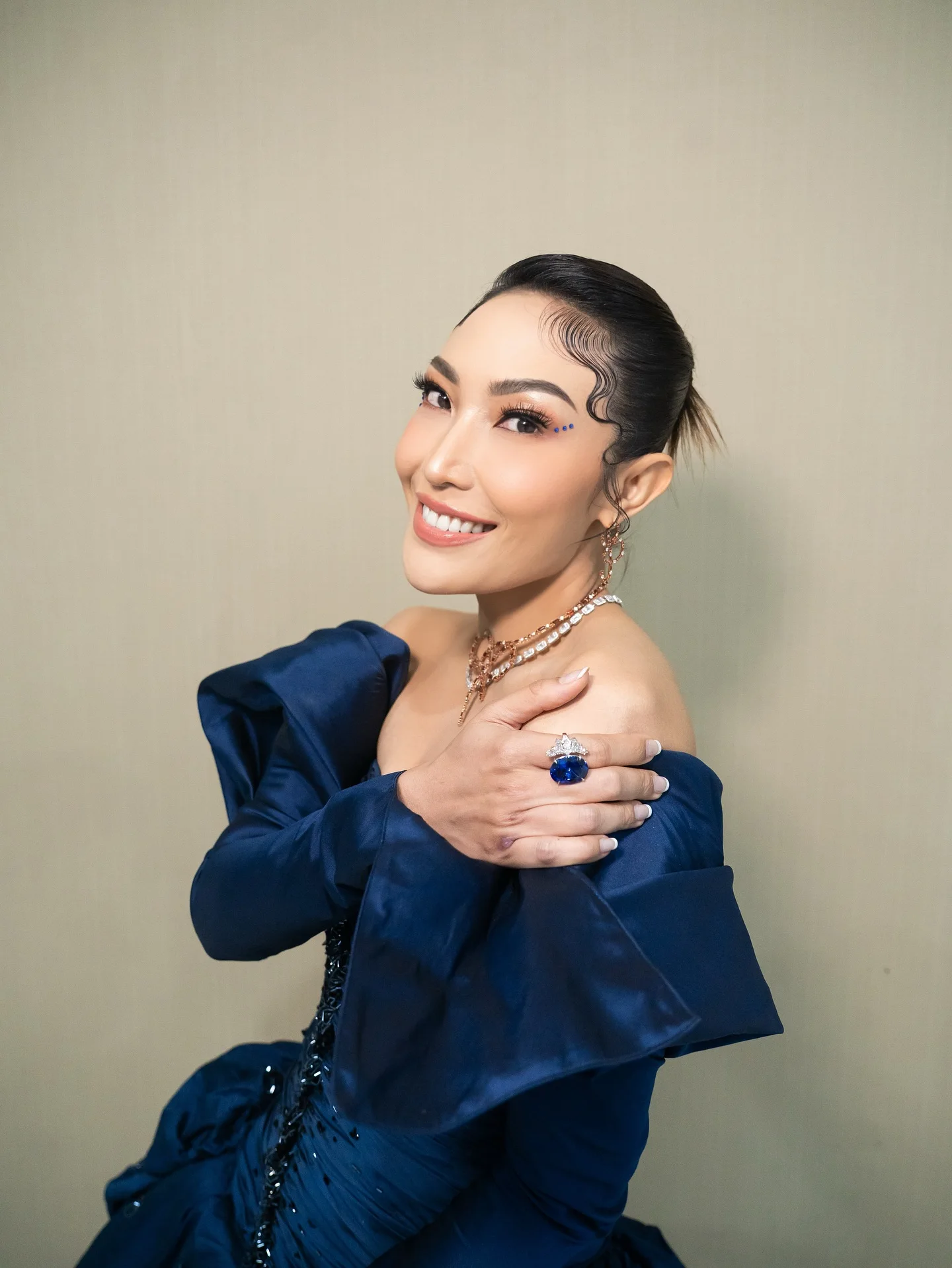 Design chique alta baixa vestidos de festa à noite azul marinho miçangas babados vestido de celebridade pageant vestido exclusivo feminino baile de formatura vestido formal