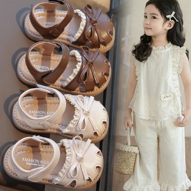 

Повседневные сандалии для девочек, новинка 2023 года, летние классические детские туфли на мягкой подошве, модная детская нескользящая удобная детская универсальная обувь с бантом