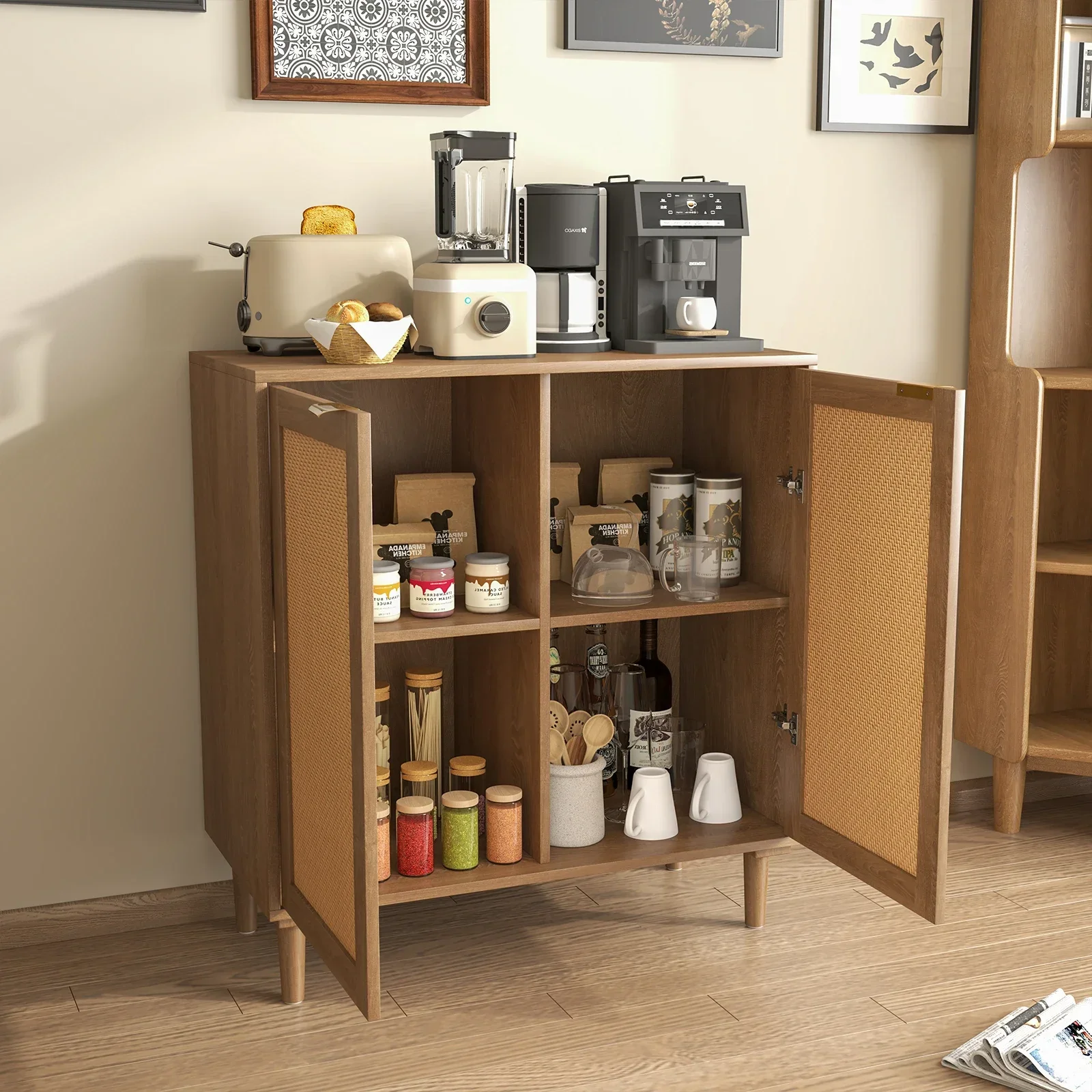 

Двухдверный деревянный шкаф-буфет с высокими ножками, золотыми ручками и ротанговой поверхностью для домашней мебели