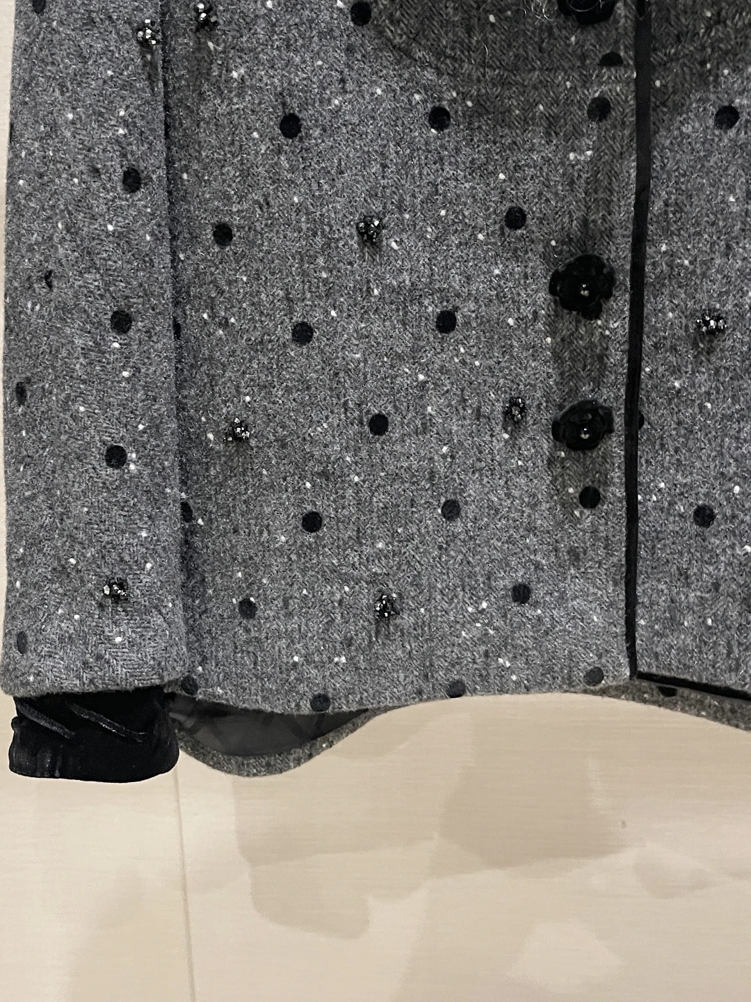 Cappotto Invernale Versatile in Lana, Lungo e Ampio con Risvolto e Dettagli a Bottoni, Stile Elegante e Pratico per il Pendolarismo