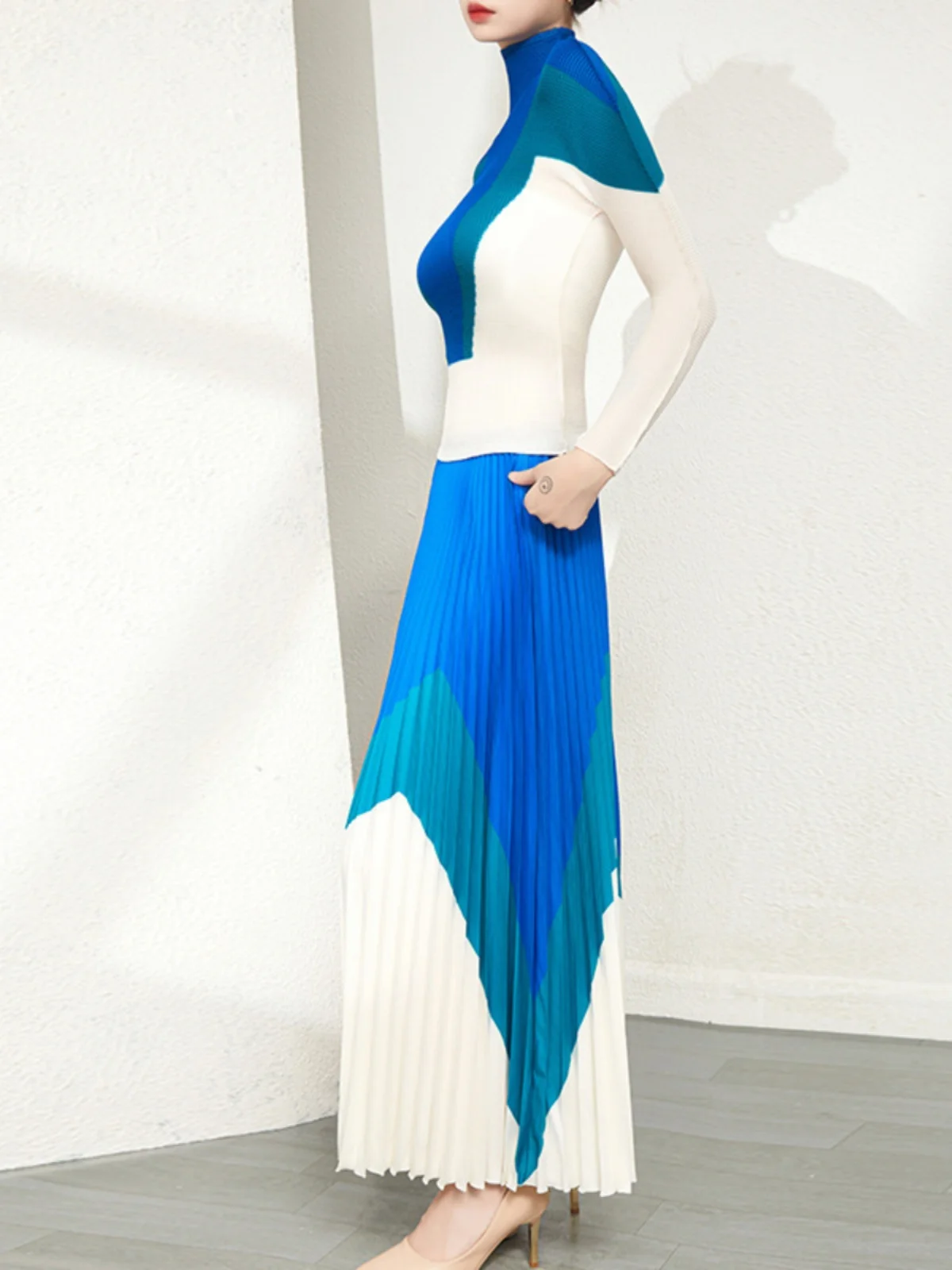 패셔너블한 프린트 하프 길이 스커트 긴팔 상의 여성 세트 폴리에스터 섬유 00% 투피스 수트 가을 2024 컬렉션