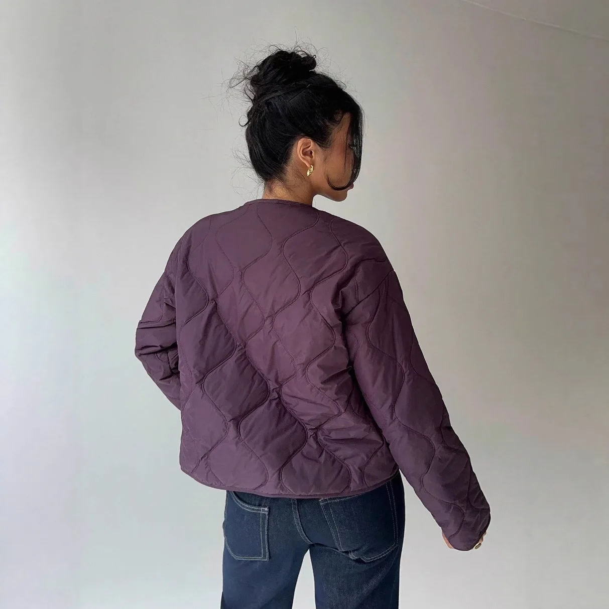 เสื้อแจ็คเก็ตผ้าฝ้ายทรงหลวมสไตล์ลำลองสำหรับผู้หญิง คอลเลคชั่นฤดูหนาว ปี 2025 คอทรงกลม แขนยาว