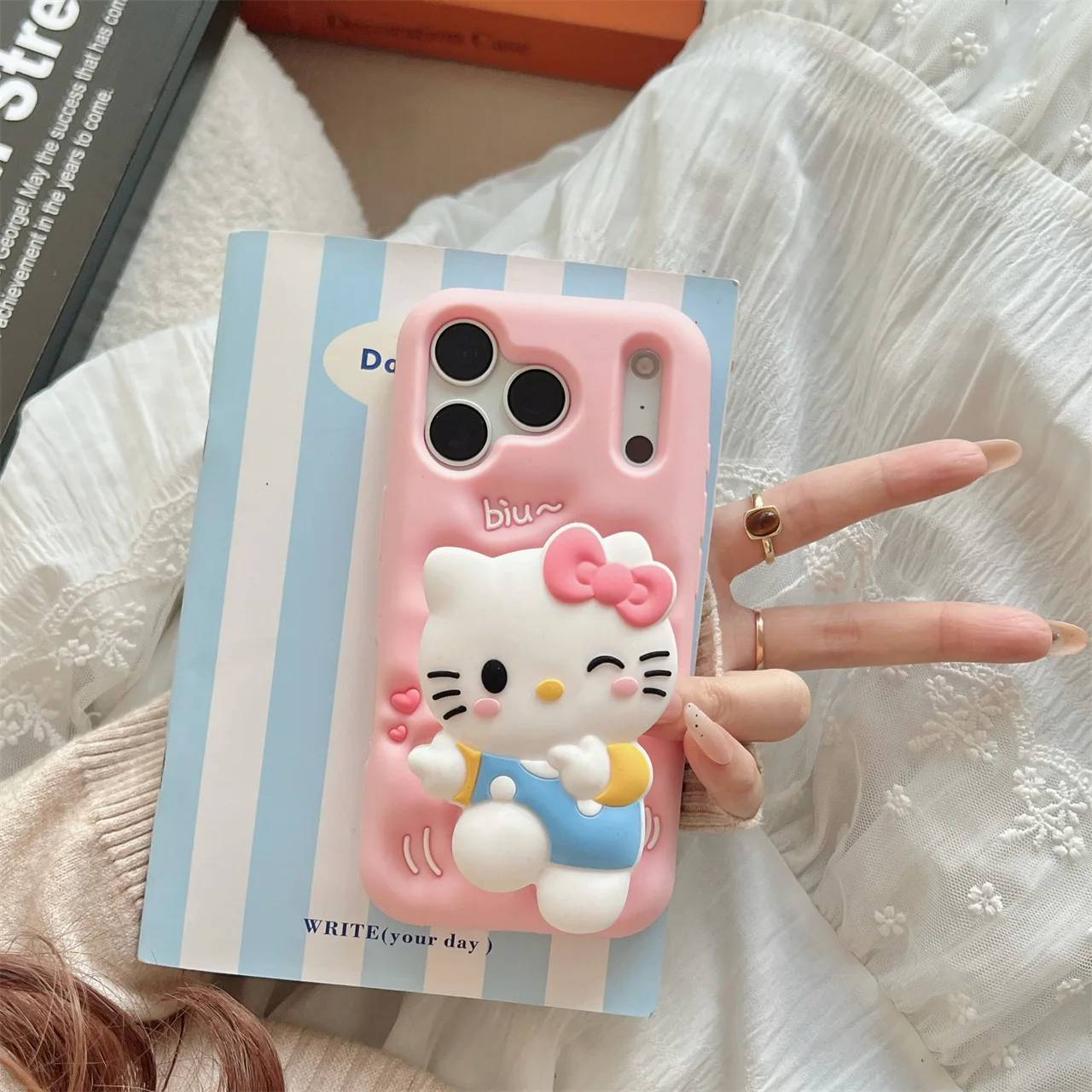 

Милый мультяшный 3D-чехол Hello Kitty с подставкой для iPhone 17 16 15 14 13 12 Pro Max Plus, матовый силиконовый, противоударный, мягкий чехол