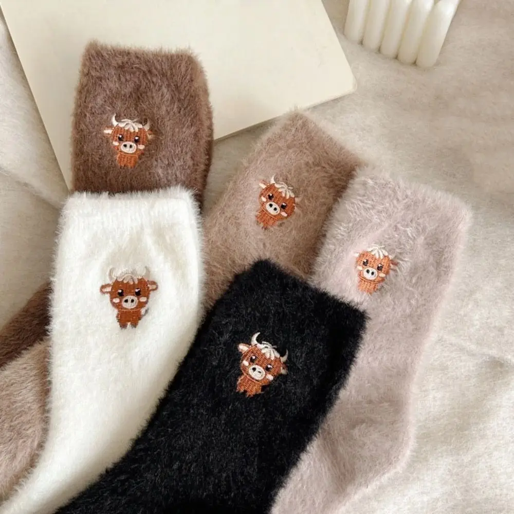 ถุงเท้าลายปักวัว 5 คู่ ถุงเท้าขนฟูสำหรับฤดูหนาว ถุงเท้าลายการ์ตูนวัว ถุงเท้าหนาอุ่น ถุงเท้าหวานสำหรับผู้หญิง ถุงเท้าสำหรับใส่ในบ้าน