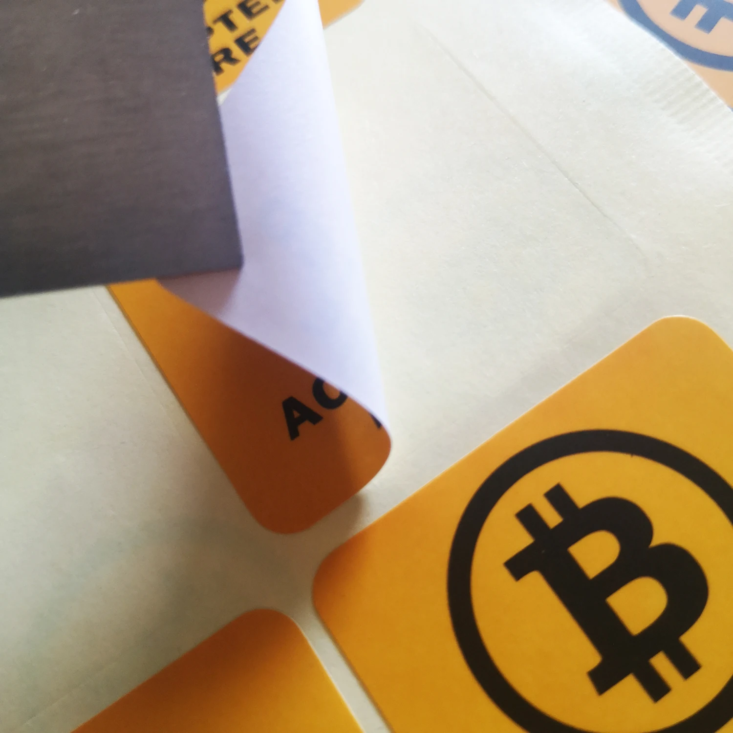 24 Stück 4 x 4 cm BITCOIN HIER AKZEPTIERT Selbstklebender Cyptocurrency-Etikettenaufkleber für Shop-Werbekunstpapier mit mattierter Laminierung – Detail 2