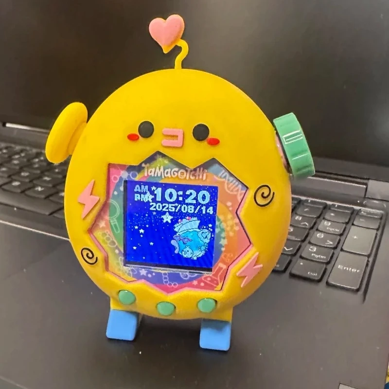 Tamagotchi On Paradise Geeignete stehende Silikon-Schutzhülle mit Knöpfen, staubdichte Schreibtischdekoration, stehender Schutz