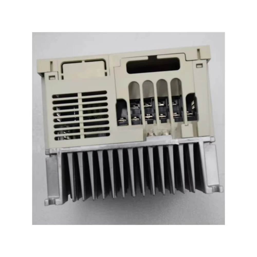 Low MOQ FR-F820-7.5K-1 Three Phase 3 Phase Converter 220V AC Drive CNC Machine Industrial Controller Frequency Inverter VFD