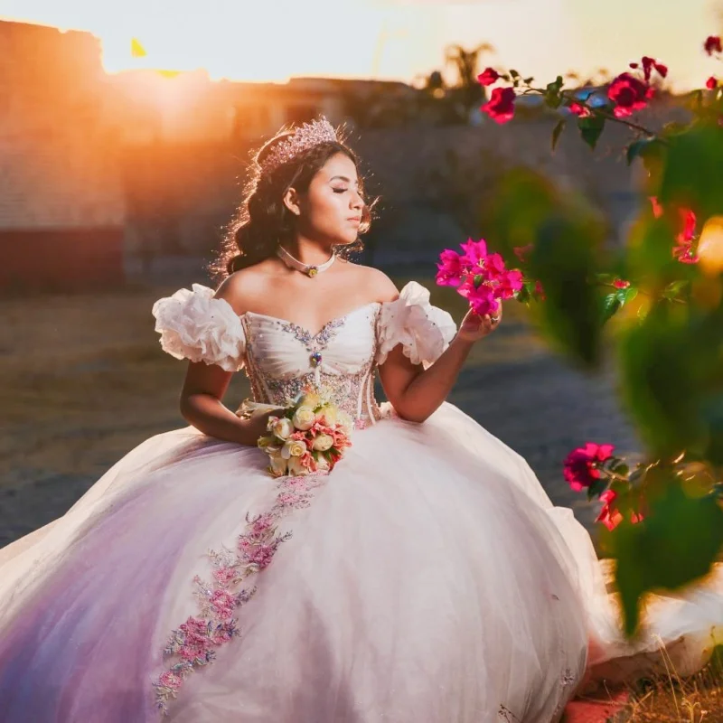 Vestido para quinceañeras con hombros descubiertos, color claro personalizado, apliques de cuentas de cristal, encaje de tul, vestidos de flores de 15 quinceañera ﻿
