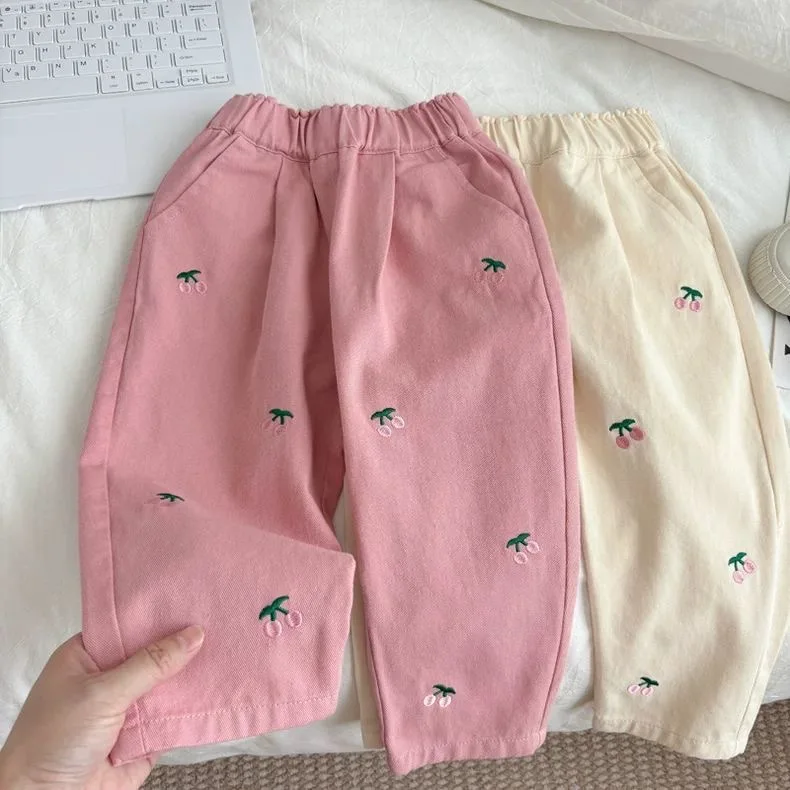 Neue Frühling-Herbst-Kinderhose mit Kirschstickerei, lockere Freizeithose für Mädchen, Stretch-Langhose für Schülerinnen, weiche Baby- und Kinderhose mit weitem Bein – Detail 10
