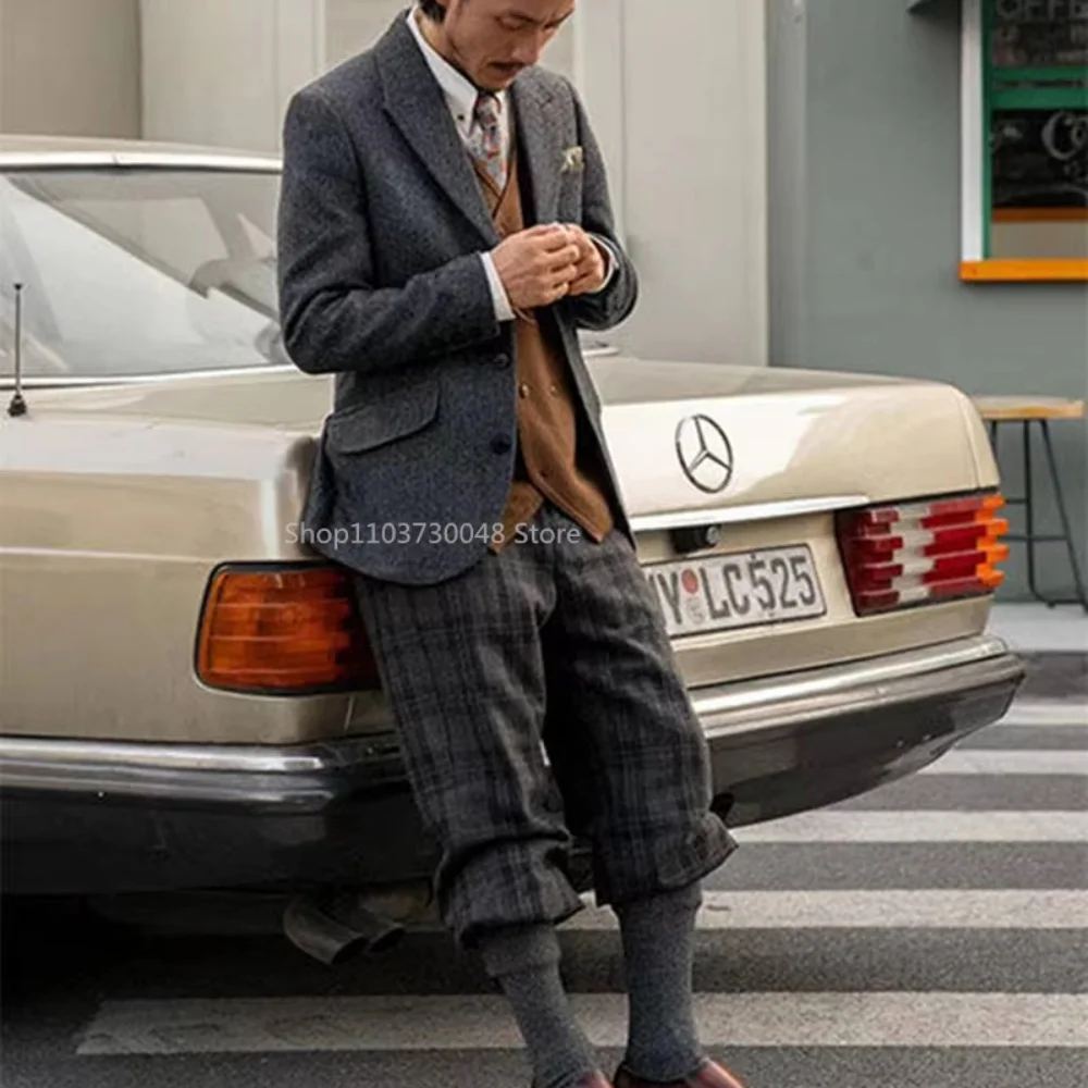 ชุดสูททวีดสีเทาเข้มสำหรับผู้ชาย แบบกระดุมแถวเดียวสองเม็ด ดีไซน์ลายก้างปลา เหมาะสำหรับงานแต่งงานและธุรกิจ