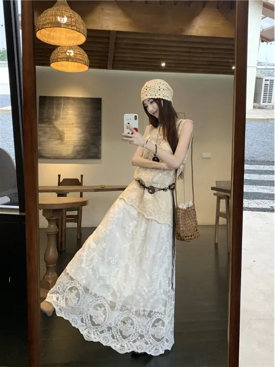 

Женский комплект в стиле ретро для отпуска: топ с цветочным узором и вырезами, кружевная юбка-полусолнце, пояс, три предмета, весна 2026